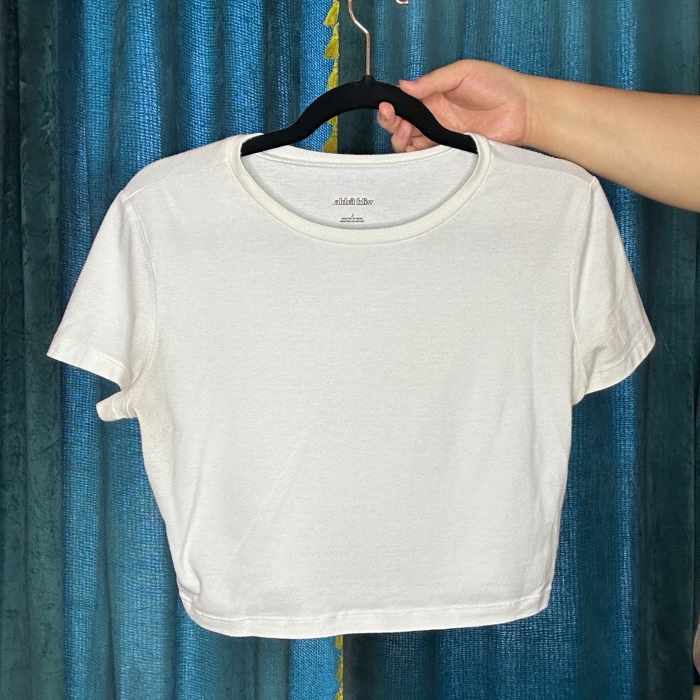 Classic white crop t-shirt.